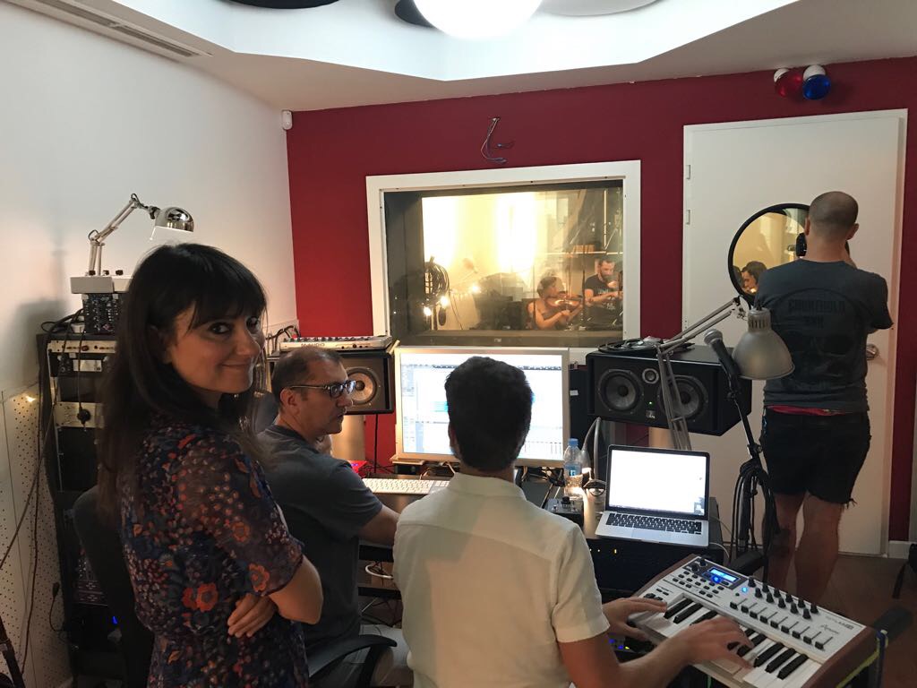 Amaral en el estudio grabando el nuevo himno del Zaragoza CFF